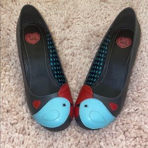 Love bird cute grey heart kissing heels